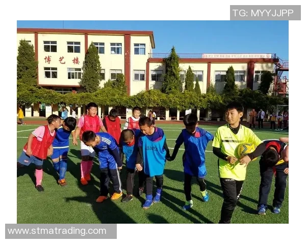 燃情绿茵足球星辉闪耀创意海报展现无限运动激情